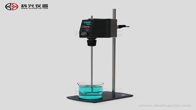 他來了，他來了，他帶著頂置式電動攪拌器走來